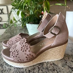Nicole wedges